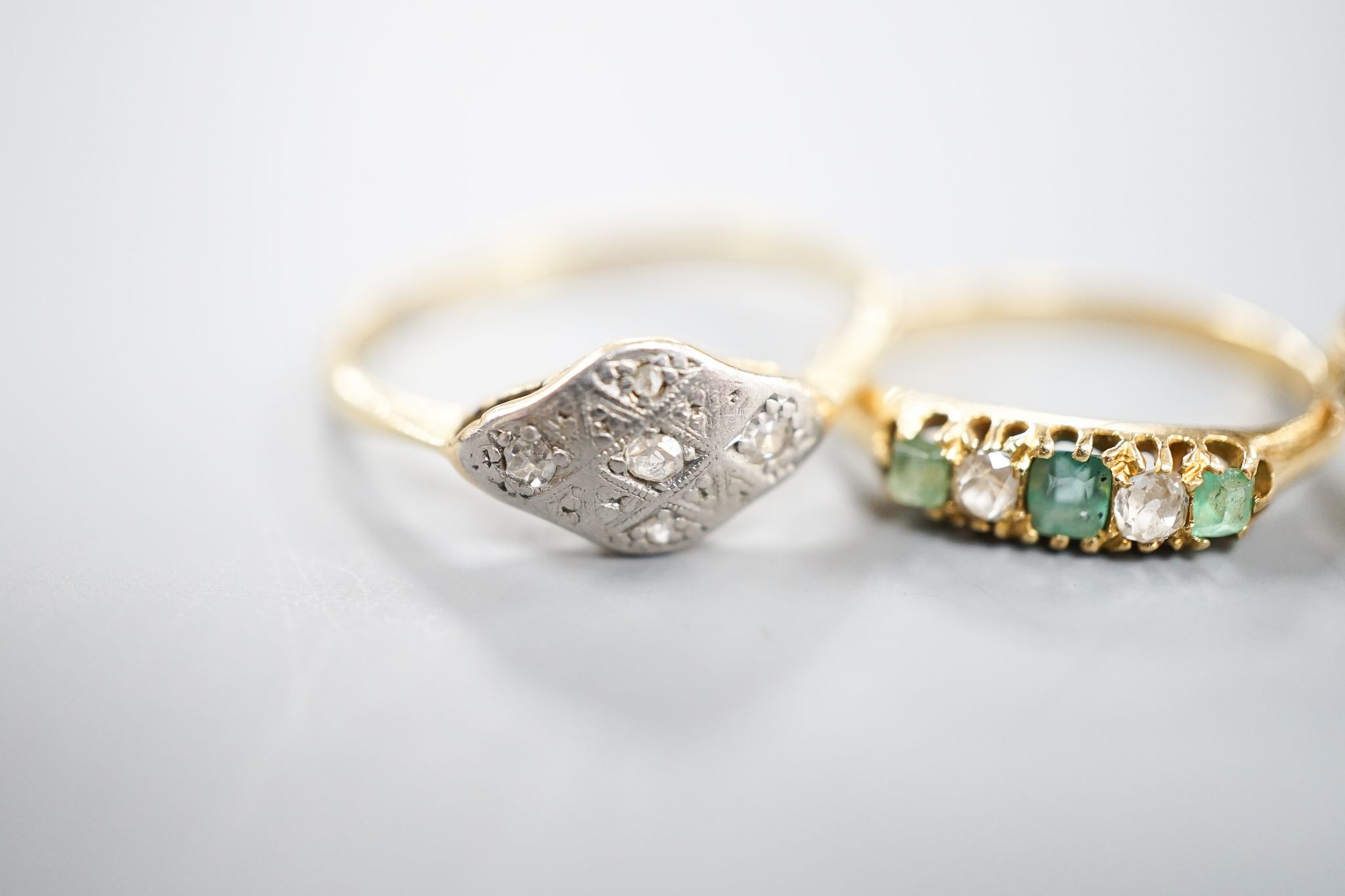 Two 18ct, plat. and diamond chip set dress rings and an 18ct, emerald and diamond set five stone ring, sizes P,I and H/I, gross weight 6 grams.